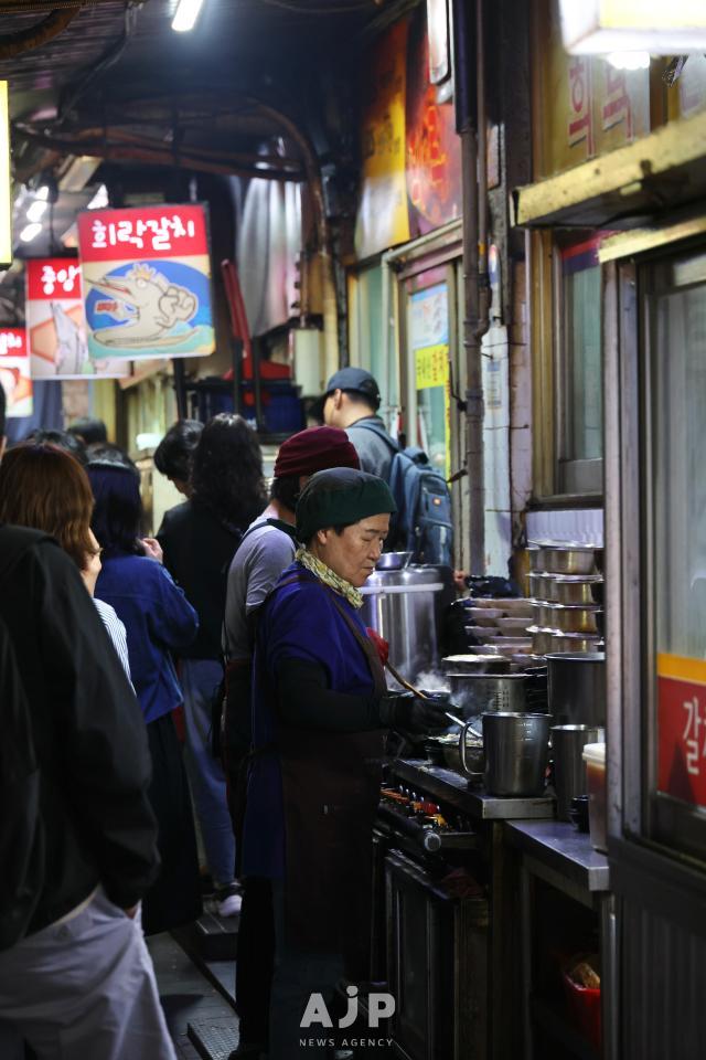 A restaurant merchant cooks hairtail fish stew at the Hairtail Alley in Namdaemun Market Seoul on May 12 2025 AJP Han Jun-gu