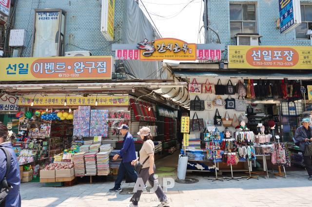 Entrance to Hairtail Alley in Namdaemun Market AJP Han Jun-gu
