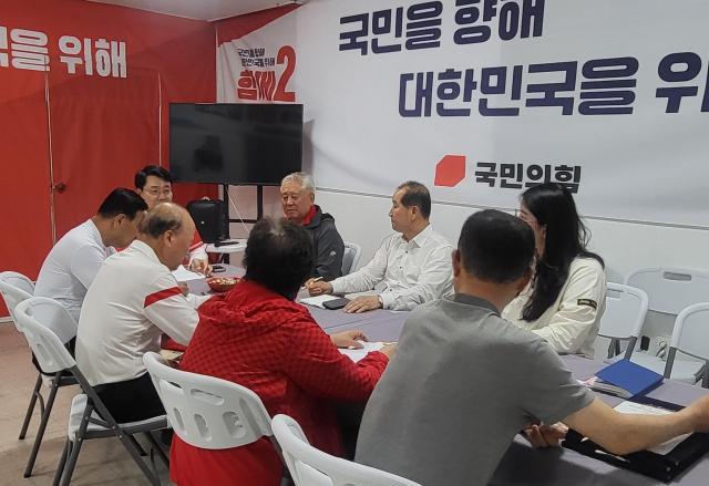 김형석 순천갑당협위원장이 목요일 대선 선거유세와 함께 인구 고령화 저출산 저성장 극복을 위한 긴급 간담회를 개최 했다 사진독자제공