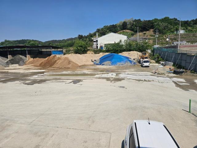 형식적인 수조식 세륜시설을 설치해 비산먼지를 더욱 가중시키고 있다 사진김규남 기자