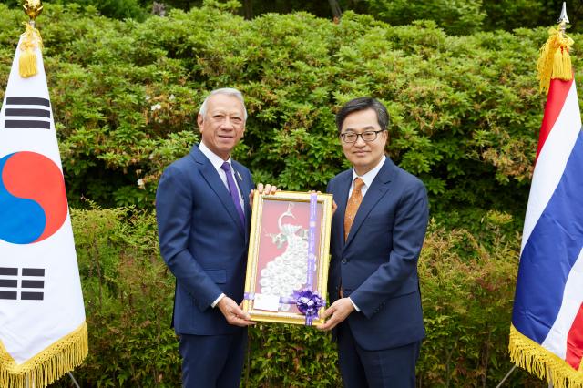 15일 오후 도담소에서 김동연 경기도지사가 피팟 라차낏쁘라칸 태국 노동부 장관과 기념품 교환 후 기념촬영을 하고 있다 사진경기도