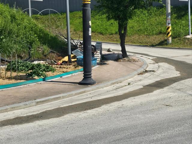 삼보 레미콘에서 제대로 바퀴를 씻지 않고 도로로 나와 도로를 오염시켜 비산먼지의 확산을 가중시키고 있다 사진김규남 기자