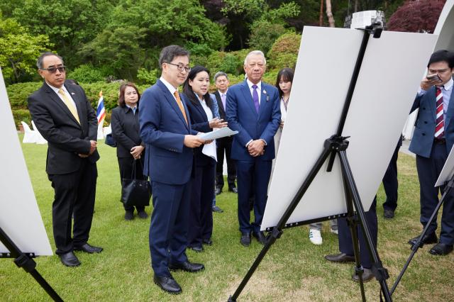 15일 오후 도담소에서 김동연 경기도지사가 피팟 라차낏쁘라칸 태국 노동부 장관과 도 외국인 노동자 정책 브리핑을 듣고 있다 사진경기도