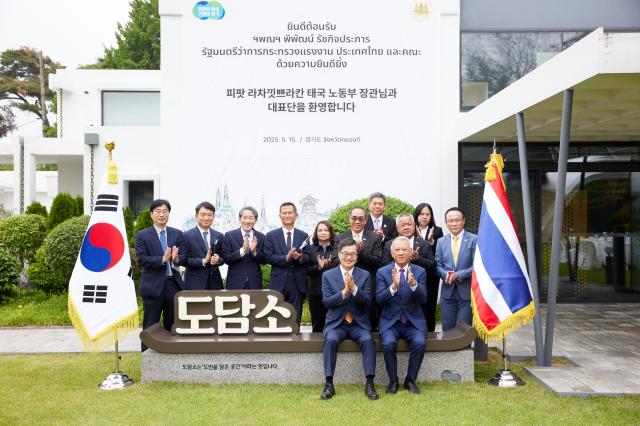 15일 오후 도담소에서 김동연 경기도지사가와 피팟 라차낏쁘라칸 태국 노동부 장관 및 주요 인사들과 함께 기념촬영을 하고 있다 사진경기도