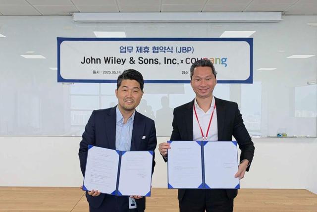 14일 서울 송파구 쿠팡 잠실사옥에서 열린 웨인 리 쿠팡 리테일 전무와왼쪽와 초멩 탄 와일리 아시아 시니어 디렉터오른쪽가 기념촬영을 하고 있다 사진쿠팡
