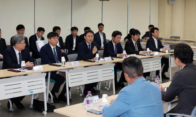 권대영 금융위원회 사무처장이 15일 서울 여의도 금융보안원 교육센터에서금융위원회 금융감독원 금융보안원 금융결제원 한국거래소 등 금융 보안 유관기관들과 함께 개최한 금융보안 간담회를 주재하고 있다 사진금융위