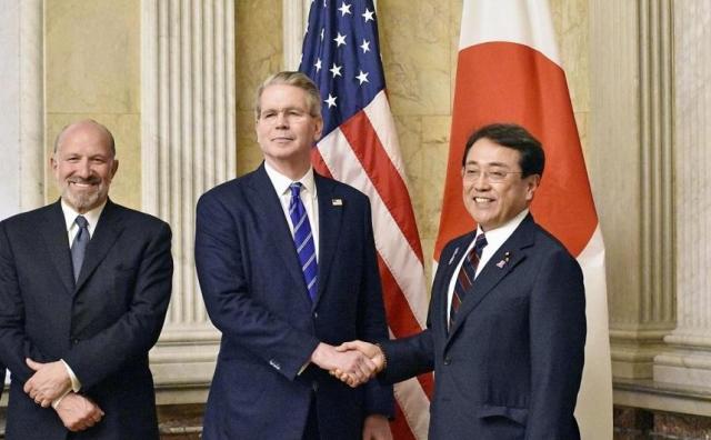 아카자와 료세이 일본 경제재생상오른쪽이 스콧 베선트 미국 재무장관가운데 하워드 러트닉 미 상무장관과 지난 1일현지시각 관세 협상을 위해 미국 워싱턴디시DC에서 만나고 있다 사진교도·연합뉴스