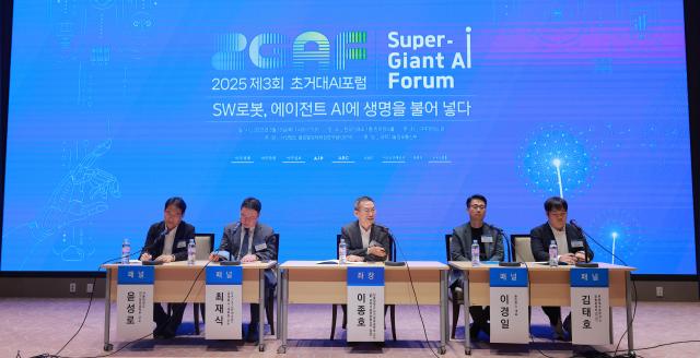 15일 오후 서울 영등포구 한국거래소 컨퍼런스홀에서 열린 2025 제3회 초거대 AI 포럼에서 패널들이 한국형 에이전트 AI와 피지컬 AI이라는 주제로 토론을 하고 있다 사진 왼쪽부터 윤성로 서울대학교 전기정보공학부 교수 최재식 카이스트 김재철AI대학원 교수 이종호 서울대학교 전기정보공학부 교수전 과학기술정보통신부 장관 이경일 솔트룩스 대표 김태호 뤼튼테크놀로지 공동창업자이사 20250515사진유대길 기자 dbeorlf123ajunewscom