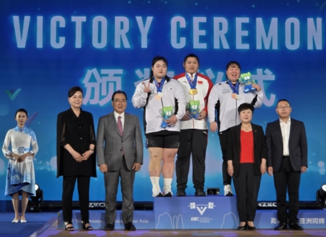 박혜정(왼쪽 네 번째)이 15일 중국 장산에서 열린 2025 아시아역도선수권 여자 87㎏ 이상급 경기에서 합계 2위에 오른 뒤, 3위 손영희(오른쪽 세 번째) 등과 함께 기념 촬영하고 있다. [사진=대한역도연맹]
