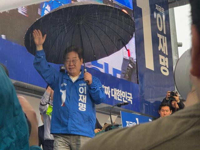 이재명 더불어민주당 대선 후보가 15일 전남 순천을 찾아 지지자들을 향해 손을 흔들고 있다 사진신진영 기자