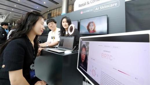 사진 한 장이면 피부 분석 끝…LG생건, AI 뷰티 솔루션 공개 