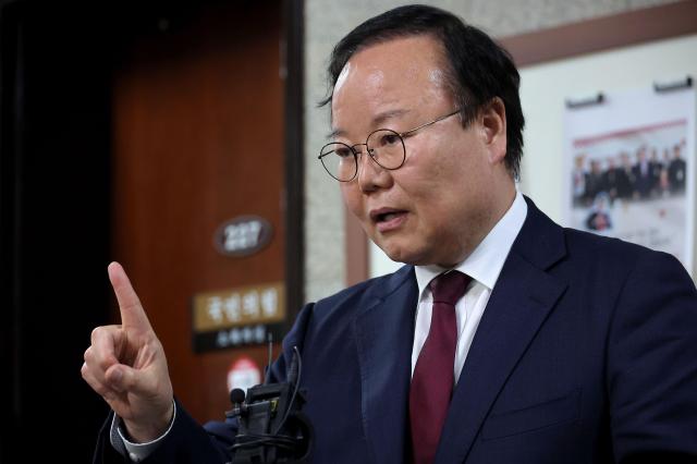지난 10일 서울 여의도 국회에서 김재원 김문수 국민의힘 대선 후보 비서실장이 취재진의 질문에 답하고 있다 사진연합뉴스