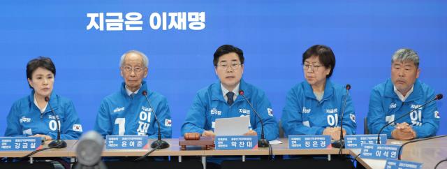 박찬대 더불어민주당 상임총괄선대위원장가운데이 지난 9일 서울 여의도 민주당 중앙당사에서 열린 중앙선거대책위원회의에서 발언하고 있다 사진연합뉴스