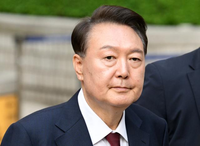 윤석열 전 대통령이 지난 5월 12일 서울 서초구 중앙지방법원에서 열린 내란 우두머리 혐의 직권남용 권리행사방해 혐의 사건 3차 공판을 마친 뒤 법정을 나서고 있다 사진연합뉴스