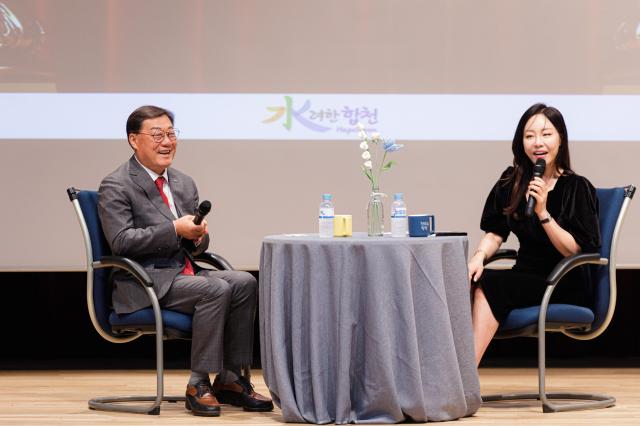 합천군 청렴콘서트에서 김윤철 합천군수왼쪽가 청렴에 대해 이야기하고 있다 사진합천군