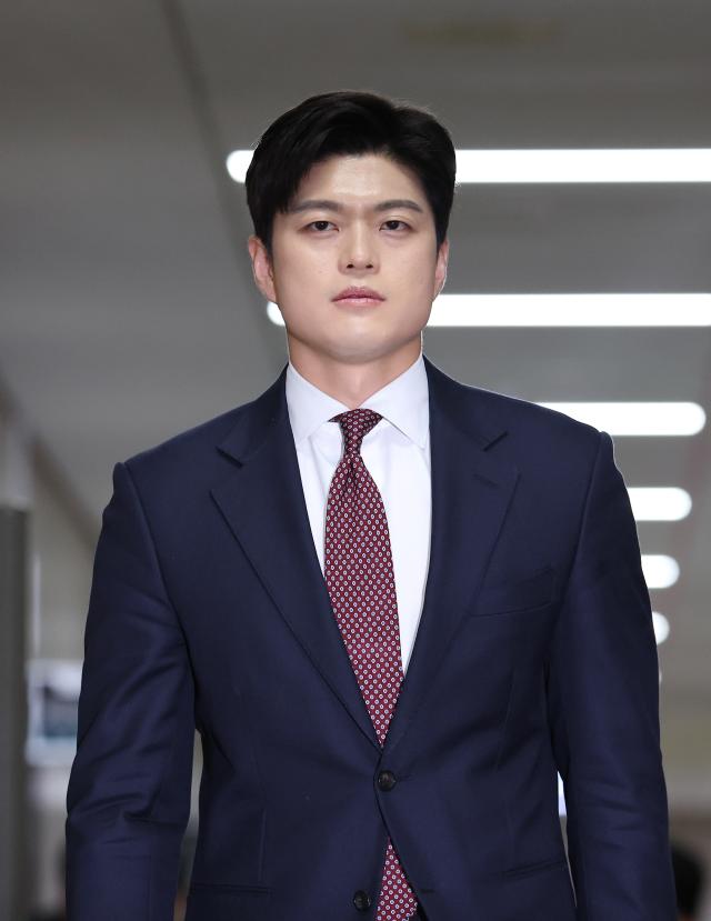 국민의힘 비상대책위원장으로 임명된 김용태 의원이 지난 15일 국회에서 기자회견을 하기 위해 회견장으로 이동하고 있다 사진연합뉴스