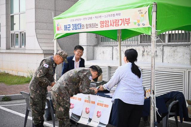 영암군이 지난 1314일 해군 제3함대사령부에서 고향사랑기부제를 홍보 해군 장병과 군무원 등 100명에게 1000만원의 기부금을 모금했다사진영암군