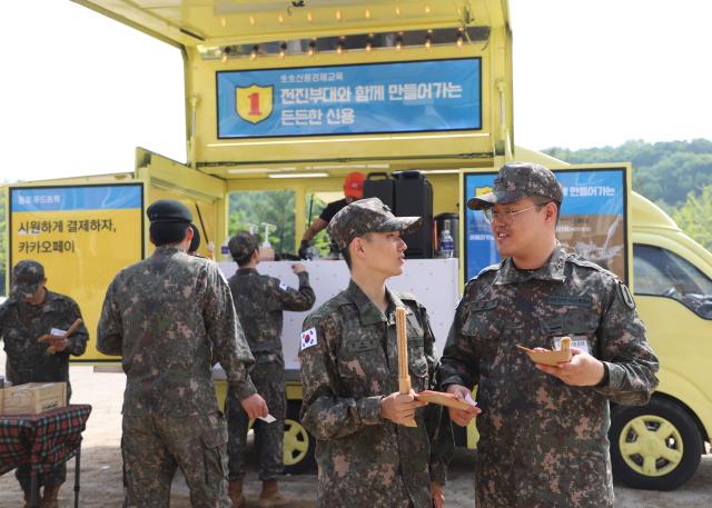 카카오페이는 군장병 신용교육 현장에 푸드트럭을 운영해 군장병에게 다양한 간식거리를 제공했다 사진카카오페이
