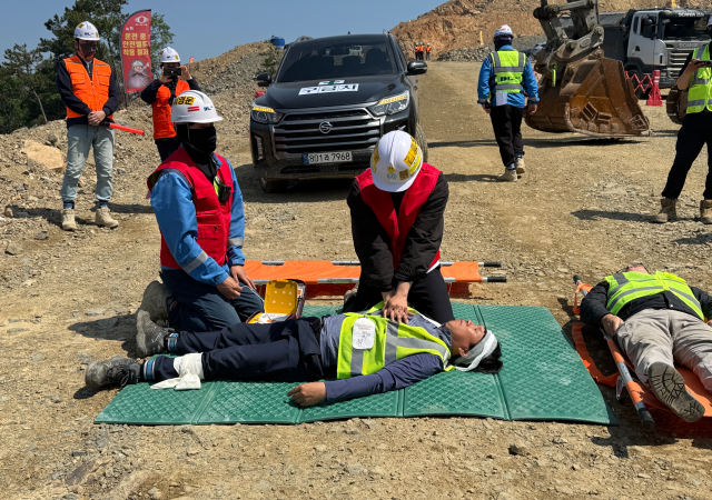건설현장의 응급조치방안을 실습하는 근로자들사진부산항만공사