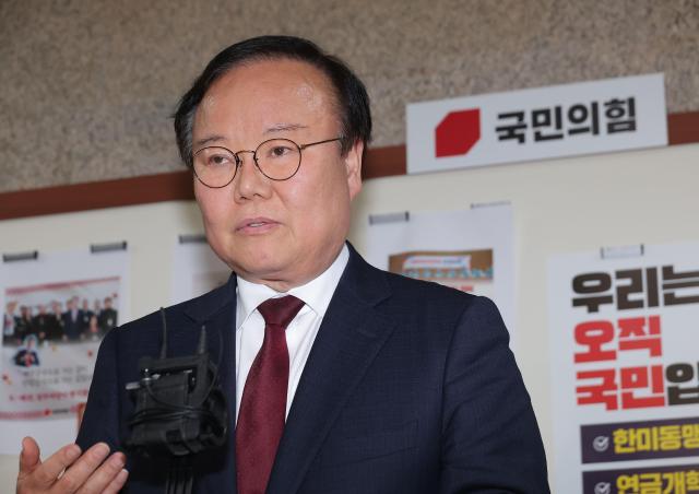 김재원 김문수 국민의힘 대선 후보 비서실장이 지난 10일 국회에서 취재진 질문에 답하고 있다 사진연합뉴스