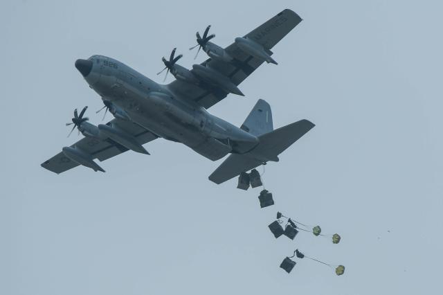 지상군구성군사령부는 지난 9일부터 16일까지 2 5군단군수지원여단 특공연대 및 2신속대응사단과 육군항공사령부 공군작전사령부 공중기동정찰사령부 공군군수사령부 미해병대 1해병보급단 등 한미 양국군 장병 220여 명이 참가한 2025년 전반기 연합합동 공중재보급 훈련을 실시했다 수송기가 재보급 물자를 목표지점에 공중 투하하고 있다 사진육군