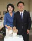 김건희 논란 의식?... '이재명 부인' 김혜경, 그림자 내조 택한 까닭