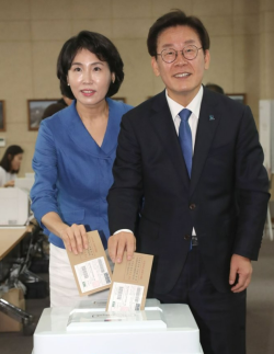김건희 논란 의식?... 이재명 부인 김혜경, 그림자 내조 택한 까닭