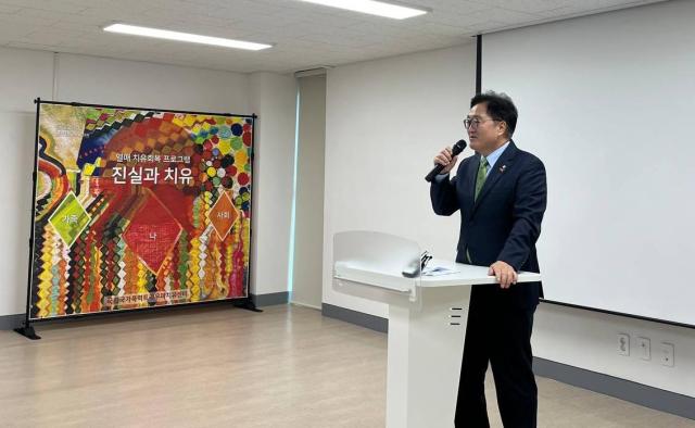 우원식 국회의장이 5·18민주화운동 45주년을 사흘 앞둔 16일 광주에서 열린 5·18 성폭력 피해자 간담회에서 촬영을 하고 있다 사진우원식 국회의장 사회관계망서비스