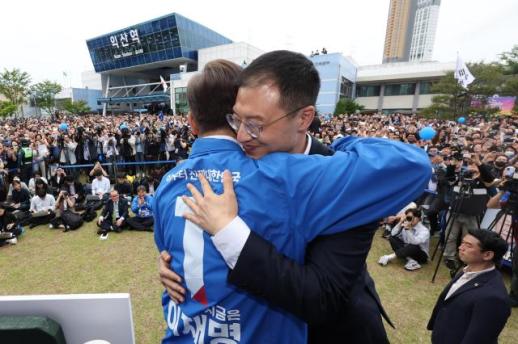 [포토] 무소속 김상욱 의원과 포옹하는 이재명 후보