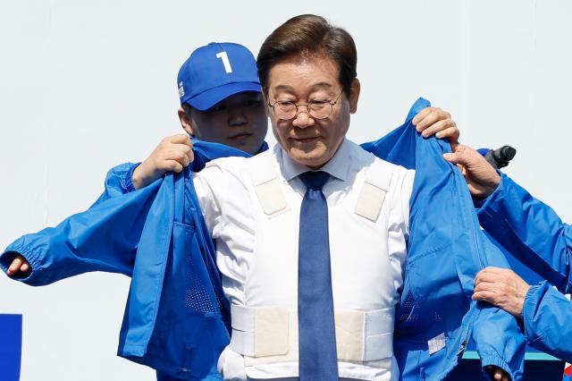 이재명 더불어민주당 대선 후보가 6·3 대통령 선거 공식 선거운동 첫 날인 지난 12일 서울 광화문 청계광장에서 열린 중앙선대위 출정식 및 첫 유세에서 방탄복 위에 선대위 점퍼를 입고 있다 사진연합뉴스