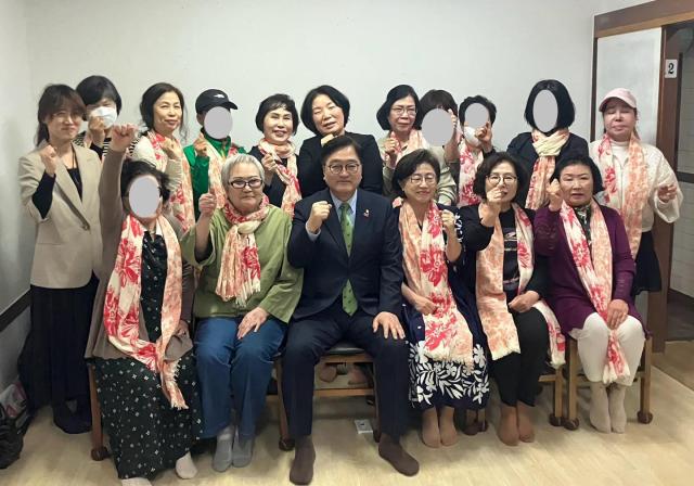 5·18 민주화운동 성폭력 피해자 모임인 열매 회원들이 16일 광주에서 열린 5·18 성폭력 피해자 간담회에서 우원식 국회의장을 만났다 사진독자 제공