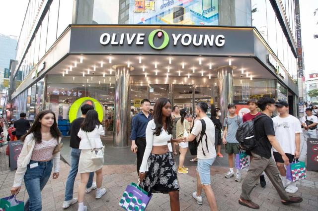 K뷰티 쇼핑을 위해 매장을 찾은 외국인 관광객들로 북적이는 올리브영 명동 플래그십 전경 사진CJ올리브영