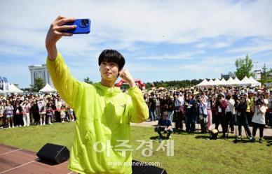 [포토] 차은우, TNF 100 강원 참가자들과 셀카 타임