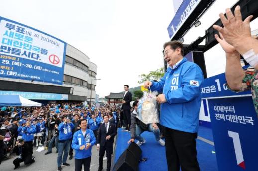 [포토] 나주의 명물 나주배 선물받은 이재명 후보