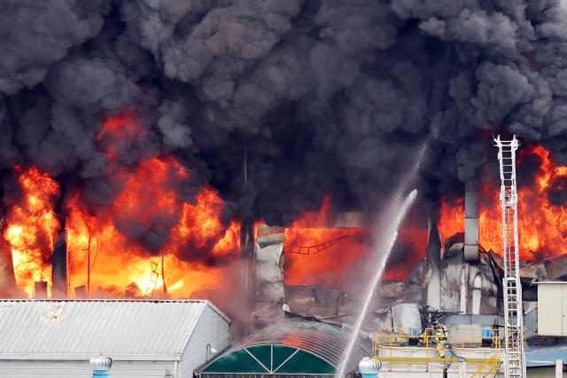 Massive blaze at tire factory in Gwangju might last one week