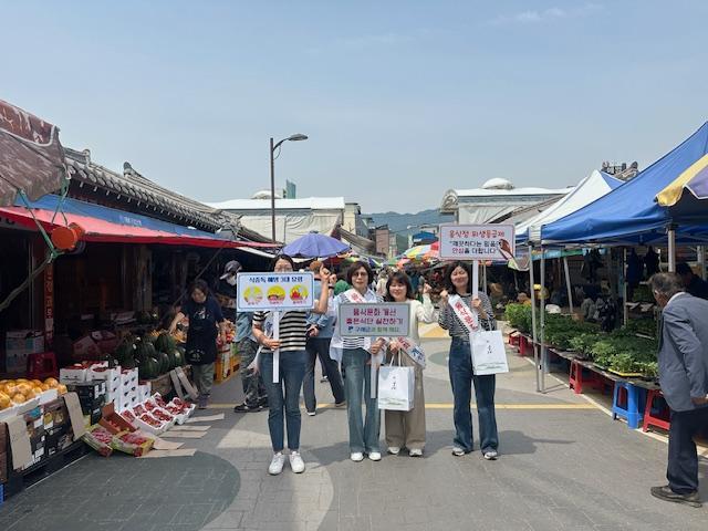 구례군은 제24회 식품안전의 날을 맞아 ‘식중독 예방 및 음식문화개선 홍보 캠페인’을 실시했다 사진구례군