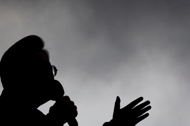 더불어민주당 이재명 대선후보가 17일 광주광역시 서구 김대중컨벤션센터 광장에서 열린 집중 유세에서 지지를 호소하는 연설을 하고 있다사진연합뉴스
