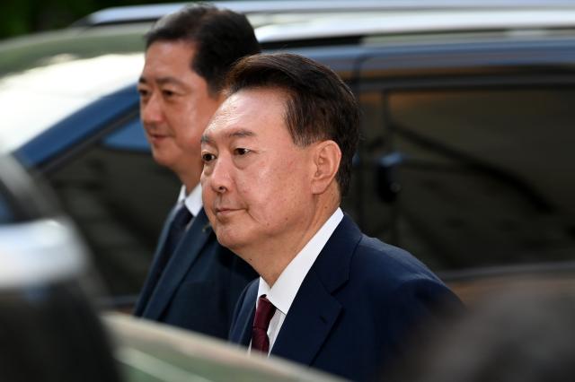 윤석열 전 대통령이 12일 서울 서초구 중앙지방법원에서 열린 내란 우두머리 혐의 직권남용 권리행사방해 혐의 사건 3차 공판을 마친 뒤 법정을 나서고 있다사진연합뉴스