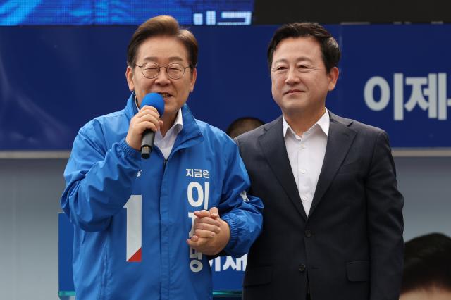 이재명 더불어민주당 대선후보가 17일 광주광역시 서구 김대중컨벤션센터 광장에서 열린 집중 유세에서 이 후보 지지를 선언한 김용남 전 의원을 소개하고 있다 2025517 사진연합뉴스