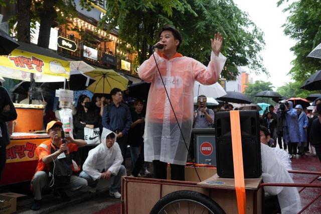 이준석 개혁신당 대선 후보가 17일 오후 서울 홍대 거리에서 리어카 유세를 하고 있다 사진이준석 후보 캠프 제공