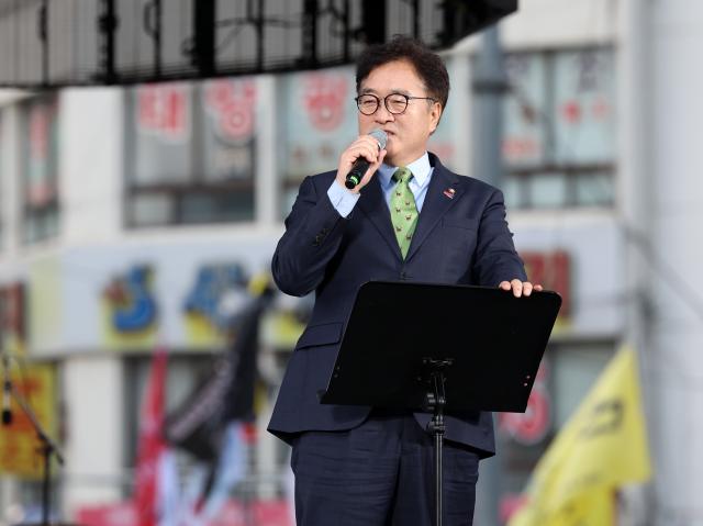 우원식 국회의장이 17일 오후 광주 동구 금남로에서 제45주년 5·18민주화운동 전야제에서 발언하고 있다 사진연합뉴스
