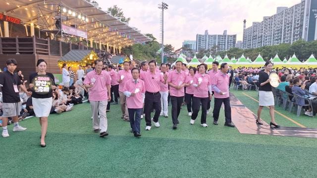 2025 앞산축제에서 남구 주민인 13개 동의 주민과 함께 퍼레이드를 벌이며 주요 내빈이 입장해 앞산축제 개막을 선언했다 사진이인수 기자