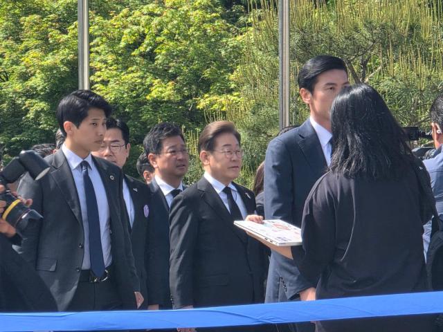 이재명 더불어민주당 대선 후보가 18일 518 국립 민주화 묘지에 도착하고 있다 사진신진영 기자