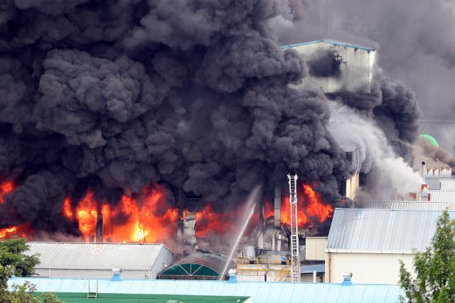 Firefighters bring major blaze at Gwangju Kumho Tire plant under control