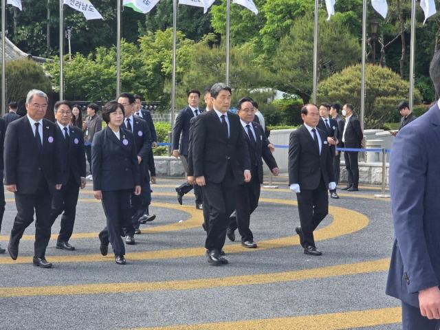 이주호 대통령 권한대행 겸 교육부 장관이 18일 국립 518 민주묘지에 도착하고 있다 사진신진영 기자