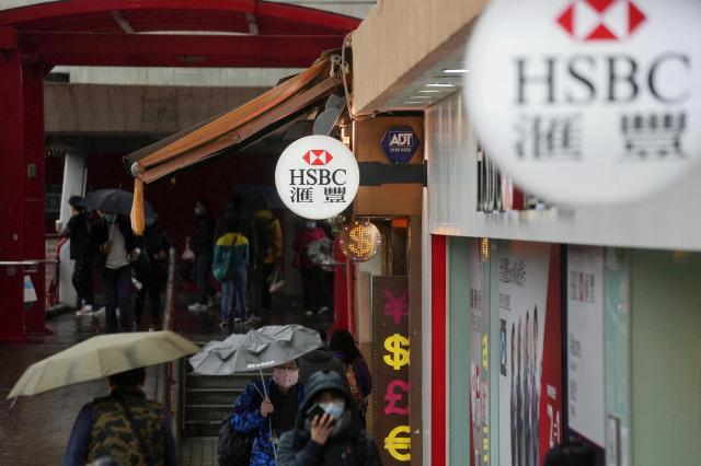코로나19 발생 이후 마스크를 쓴 사람들이 2022년 2월 22일 중국 홍콩의 HSBC 은행 지점을 지나고 있다 사진로이터연합뉴스