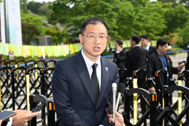 김상욱 무소속 국회의원이 18일 광주 북구 운정동 국립 5·18 민주묘지 민주의문 앞에서 더불어민주당 입당 기자회견을 하고 있다 사진연합뉴스