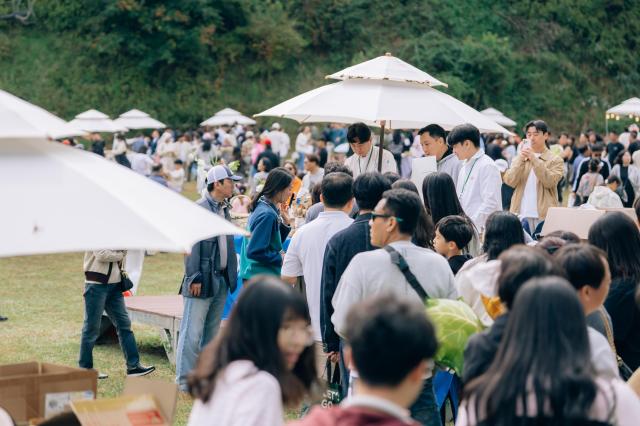 지난해 제1회 숲 속 빵 시장 축제 현장을 찾은 사람들 사진엘리시안 강촌