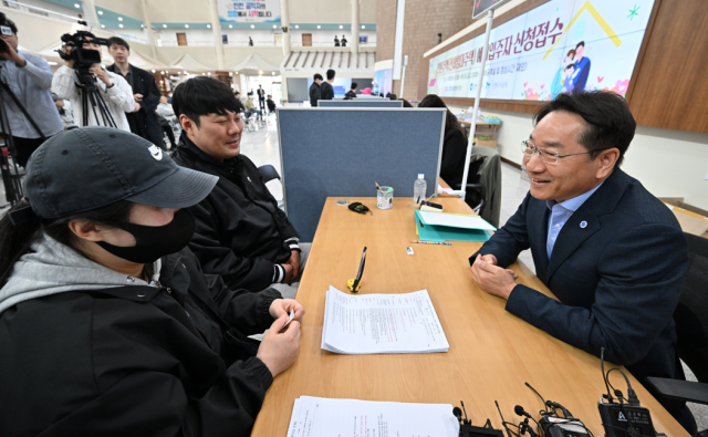 유정복 인천광역시장이 5월 12일 시청 중앙홀에서 열린 천원주택전세임대주택 예비입주자 신청 접수를 받고 있다 사진인천시