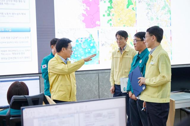 지난해 8월 1일 경기도 재난안전상황실에서 폭염대비 상황점검을 하고 있는 김동연 지사 모습 사진경기도